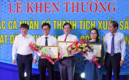 Khen thưởng các cá nhân xuất sắc trong hoạt động khoa học công nghệ ở Đà Nẵng