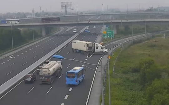 Xe container quay đầu, chạy ngược chiều trên cao tốc Hà Nội- Hải Phòng