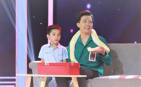 Cậu bé 9 tuổi mang trăn lên sân khấu khiến Ninh Dương Lan Ngọc 'thót tim'