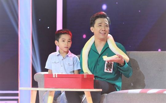 Cậu bé 9 tuổi mang trăn lên sân khấu khiến Ninh Dương Lan Ngọc 'thót tim'