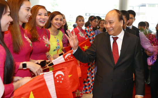 Thủ tướng đến Singapore, bắt đầu chuyến tham dự Hội nghị cấp cao ASEAN 33