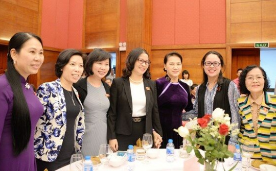 Chủ tịch Quốc hội Nguyễn Thị Kim Ngân dự chương trình gặp mặt nữ đại biểu Quốc hội