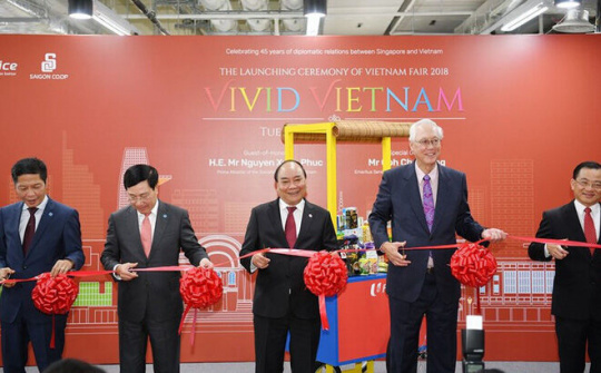 Thủ tướng Nguyễn Xuân Phúc cắt băng khai trương Tuần lễ hàng Việt Nam tại Singapore