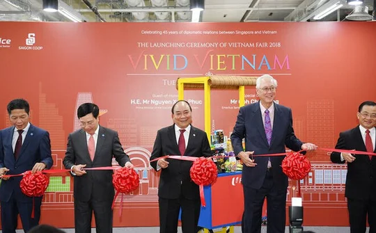 Thủ tướng Nguyễn Xuân Phúc cắt băng khai trương Tuần lễ hàng Việt Nam tại Singapore