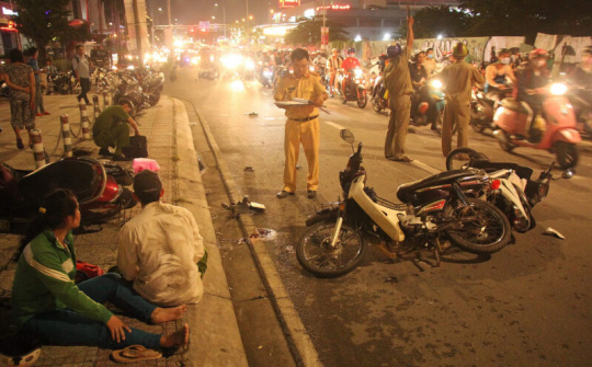 Tai nạn nghiêm trọng tại TP HCM: Xe 'điên' đâm liên tiếp 4 xe máy, 5 người thương vong