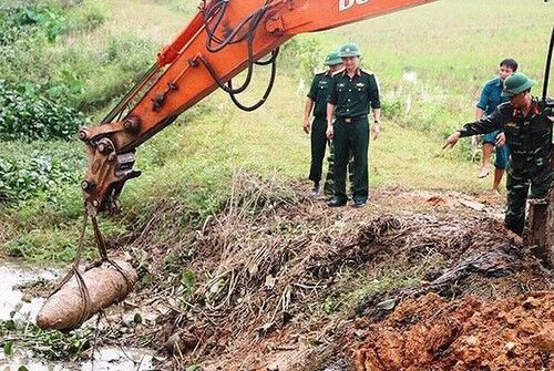 Nghệ An: Phá hủy thành công quả bom 300kg ở kênh tiêu nước