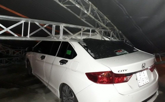 Bình Dương: Khung sắt hàng tấn bất ngờ đổ sập, nhiều người thoát chết