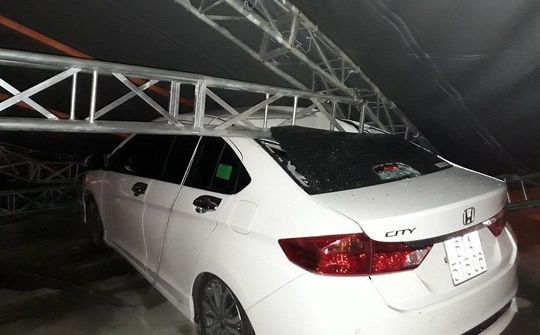 Bình Dương: Khung sắt hàng tấn bất ngờ đổ sập, nhiều người thoát chết