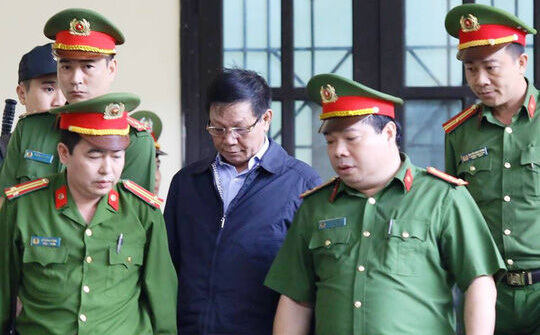 Xử vụ đánh bạc ngàn tỉ: Lộ vẻ mệt mỏi, ông Phan Văn Vĩnh bất ngờ rời nơi xét xử