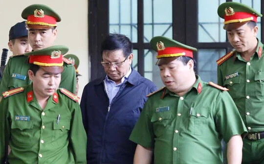 Xử vụ đánh bạc ngàn tỉ: Lộ vẻ mệt mỏi, ông Phan Văn Vĩnh bất ngờ rời nơi xét xử