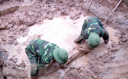 San ủi đất xây nhà, phát hiện quả bom hơn 300 kg tại Điện Biên