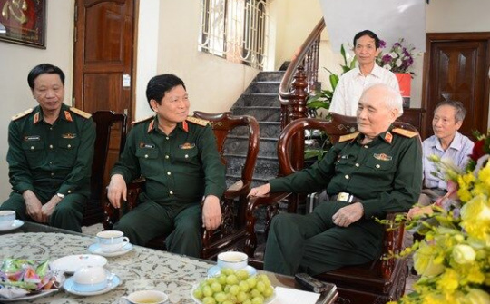 Đại tướng Ngô Xuân Lịch, thăm và chúc mừng nhà giáo lão thành, Thiếu tướng Nguyễn Tụ