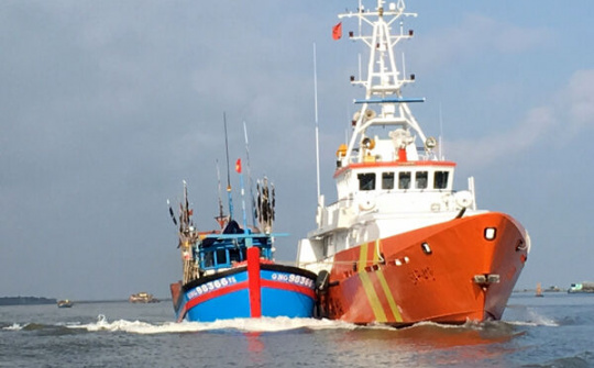 Nghệ An: Giải cứu 10 ngư dân gặp nạn trên biển vào bờ an toàn