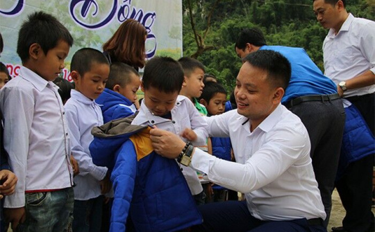 Mang 1.100 chiếc áo ấm đến với học sinh miền núi Nghệ An