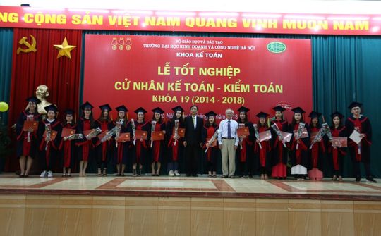 Trường ĐH Kinh doanh và Công nghệ Hà Nội tổ chức Lễ trao bằng tốt nghiệp