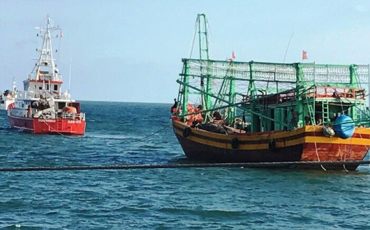 Cứu 7 ngư dân Quảng Bình gặp nạn trên biển