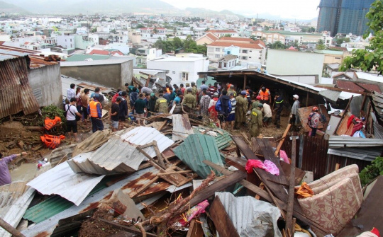 Nha Trang tan hoang sau trận lũ quét, sạt lở làm 12 người chết