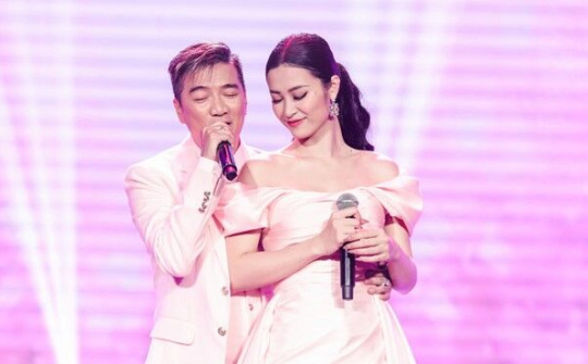 Mr Đàm 'tình tứ' với Đông Nhi trên sân khấu