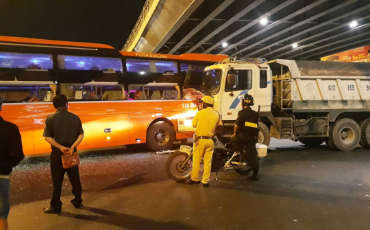 Va chạm giao thông ở ngã tư Hàng Xanh giữa xe giường nằm Phương Trang và xe ben