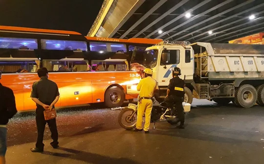 Va chạm giao thông ở ngã tư Hàng Xanh giữa xe giường nằm Phương Trang và xe ben
