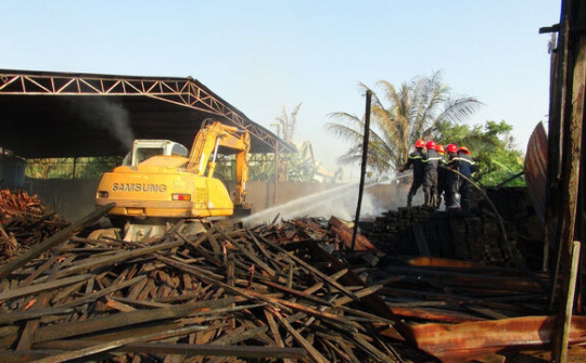 Bình Phước: Kho chứa gỗ bị thiêu rụi do cháy lớn