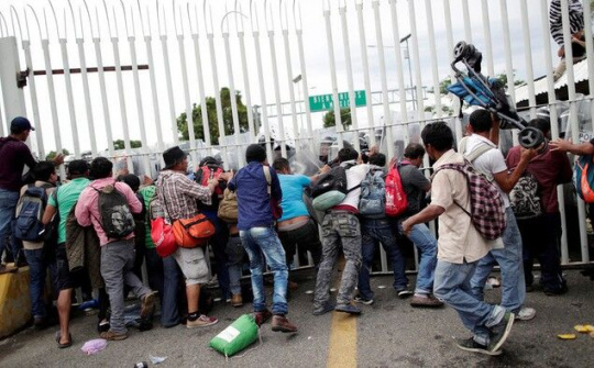 Tổng thống Mỹ đe doạ nổ súng bắn đoàn người nhập cư quá khích