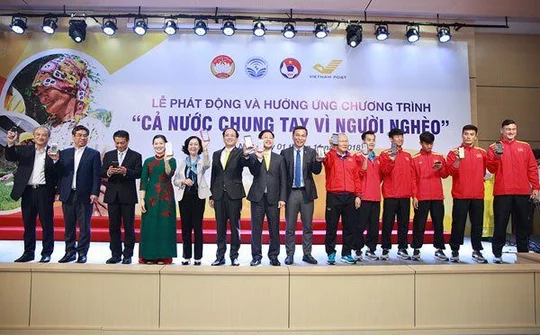 Bưu điện Việt Nam cùng tuyển bóng đá Quốc gia đồng hành vì người nghèo