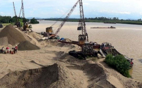 Tăng cường kiểm tra, xử lý khai thác cát, sỏi trái phép