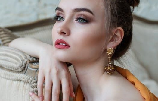 Vì phụ nữ trân quý tựa vàng, DeAura cùng nàng xây đắp những vàng son