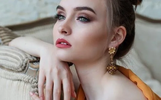 Vì phụ nữ trân quý tựa vàng, DeAura cùng nàng xây đắp những vàng son