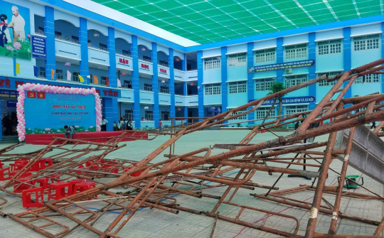 TP. HCM: Sập giàn giáo sân khấu, 25 học sinh nhập viện cấp cứu