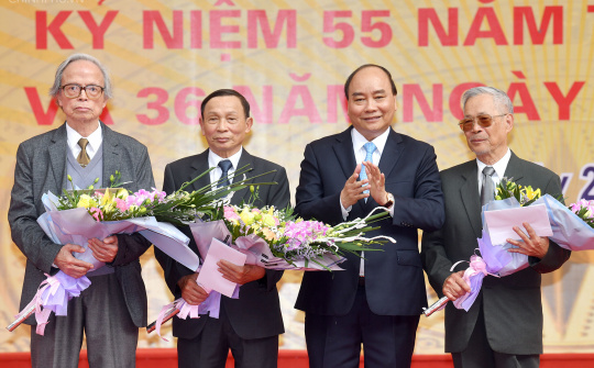 Thủ tướng Nguyễn Xuân Phúc về thăm mái trường xưa