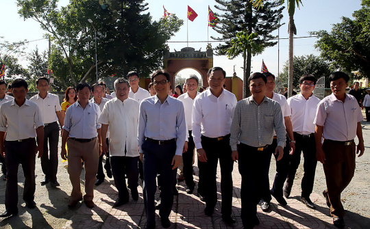 Phó Thủ tướng chia vui cùng thầy trò vùng đất học