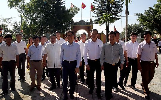 Phó Thủ tướng chia vui cùng thầy trò vùng đất học