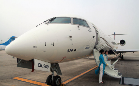 Phản lực CRJ900 siêu hiện đại sải cánh quanh vịnh Hạ Long