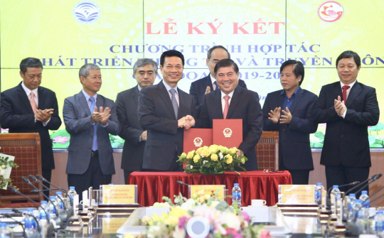 Bộ TT&TT và UBND TP. HCM ký kết hợp tác phát triển TT&TT giai đoạn 2019 - 2020