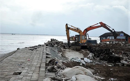 Tập trung khắc phục sạt lở bờ biển