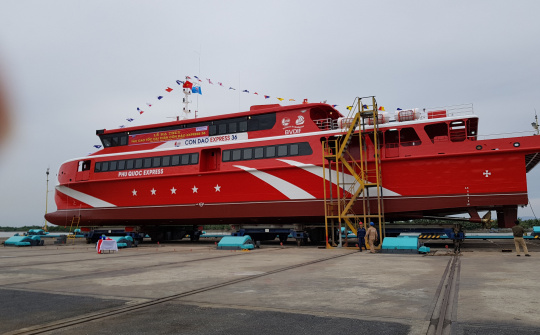 Hạ thủy tàu khách cao tốc 2 thân lớn nhất Việt Nam