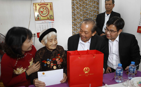 Phó Thủ tướng Thường trực thăm các gia đình chính sách
