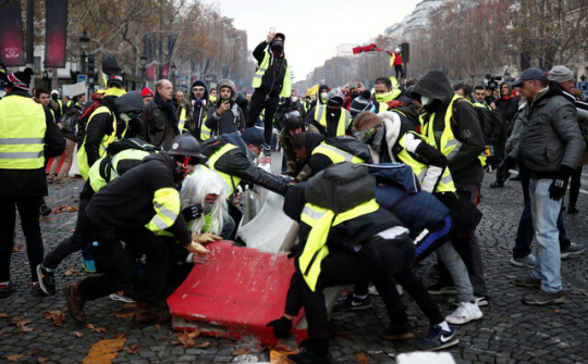 Biểu tình của phong trào “Áo vàng” biến thành bạo loạn ở Paris
