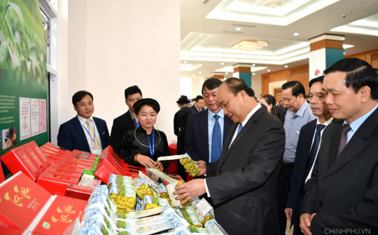 Thủ tướng mong các nhà đầu tư giúp Cao Bằng 'không cao hơn thì cũng phải bằng'