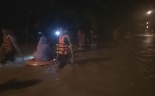 Hàng chục người dân mắc kẹt giữa lũ lớn tại Bình Dương