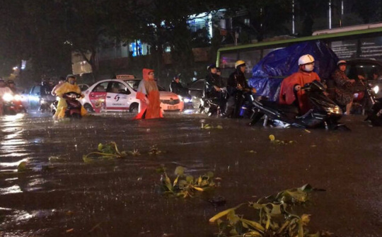 Bão số 9: Người dân TP. HCM bì bõm tát nước giữa đêm, nhiều nơi vẫn ngập sâu