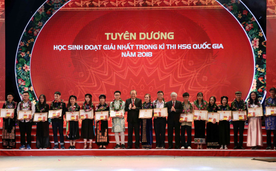 Phó Thủ tướng Thường trực dự lễ tuyên dương học HSSV dân tộc thiểu số xuất sắc