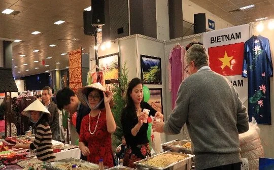 Đại sứ quán Việt Nam tại Hy Lạp tham gia Hội chợ từ thiện