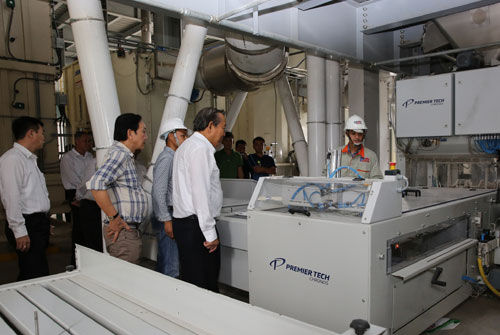 Phó Thủ tướng thăm dự án Nhà máy điện mặt trời tại huyện Đức Huệ