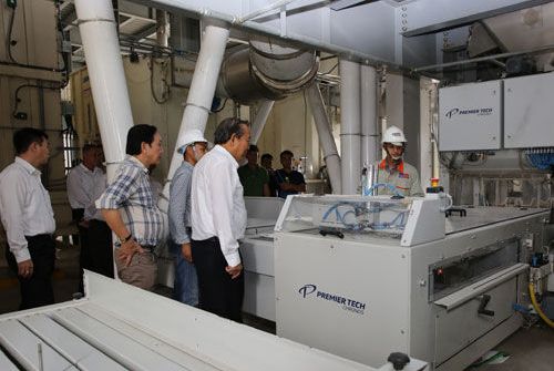 Phó Thủ tướng thăm dự án Nhà máy điện mặt trời tại huyện Đức Huệ