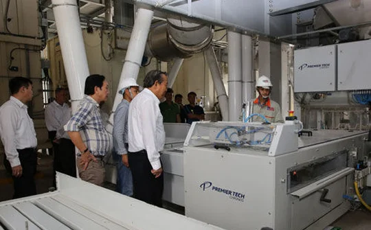 Phó Thủ tướng thăm dự án Nhà máy điện mặt trời tại huyện Đức Huệ