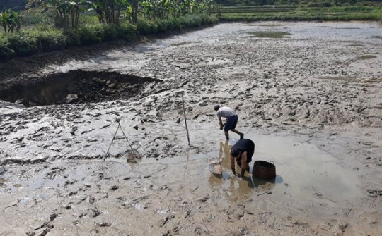 Xuất hiện hố tử thần 'khủng' ở Bắc Kạn nuốt chửng ao cá 3000m2