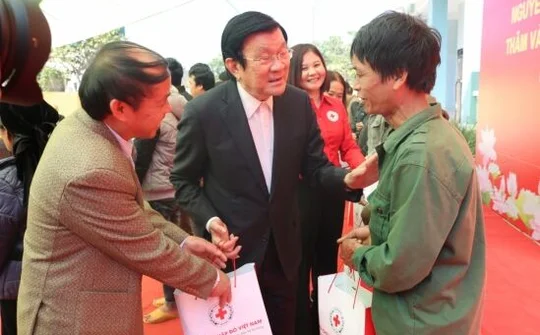 Nguyên Chủ tịch nước Trương Tấn Sang tặng quà đồng bào ở Cao Bằng